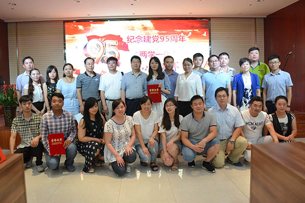 04与会领导为参赛队颁奖留念.jpg