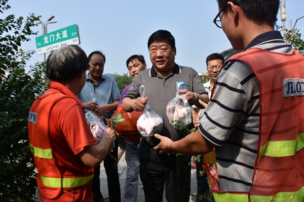 2、给一线职工送去了防暑降温物品.jpg