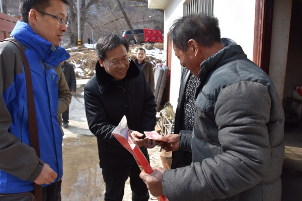 4.公司副总经理、工会主席陈向军走访贫困户，将慰问金送至村民手中.jpg