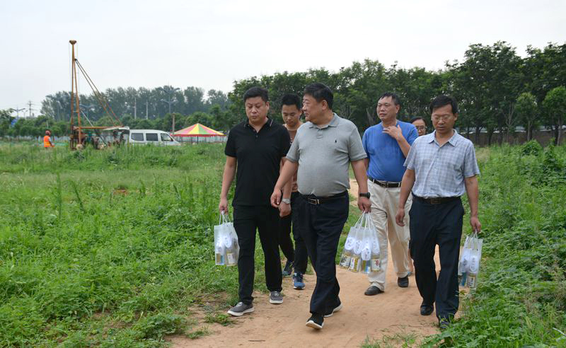 1、董事长兼总经理曹红普到公司外业生产一线进行安全生产检查和防暑慰问_副本.jpg