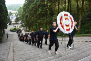 赓续井冈山精神，向革命烈士敬献花圈
