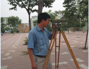 工作人员进行沉降观测